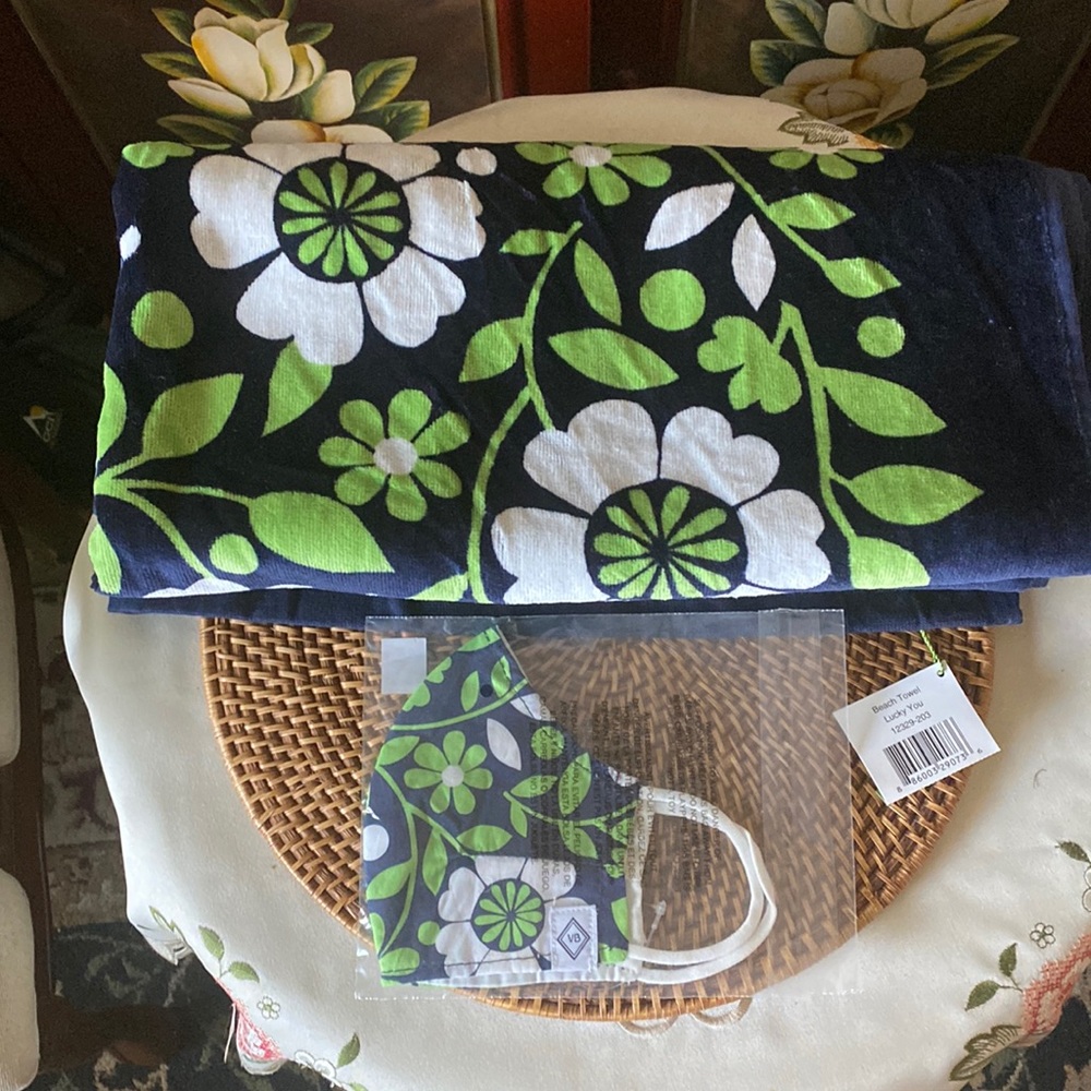 🌻SALE🌻 BEACH TOWEL WITH MATCHING MASK IN LUCKY YOU PATTERN FROM VERA BRADLEY